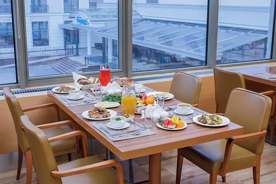 Сервированный стол в санатории Источник Ессентуки - фотография