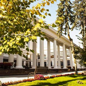 Территория санатория Источник Ессентуки - фотография