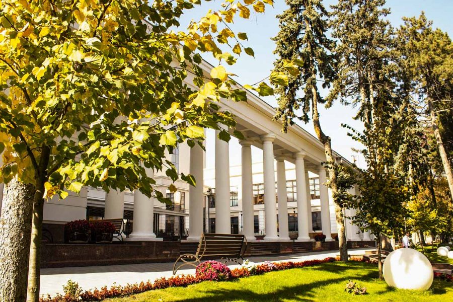 Территория санатория Источник Ессентуки - фотография