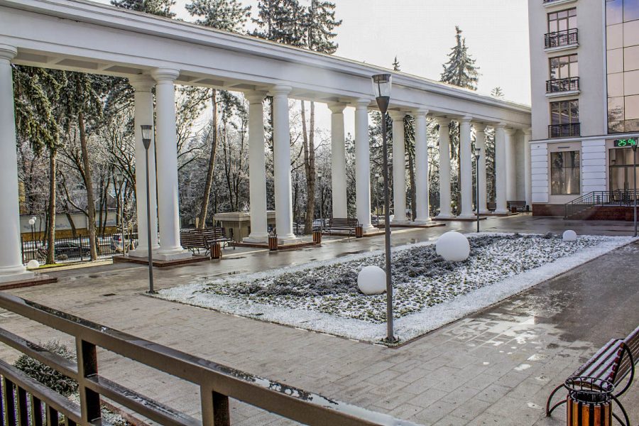 Территория санатория Источник Ессентуки - фотография