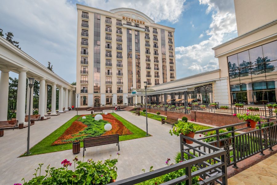 Вид на корпус санатория Источник Ессентуки - фотография